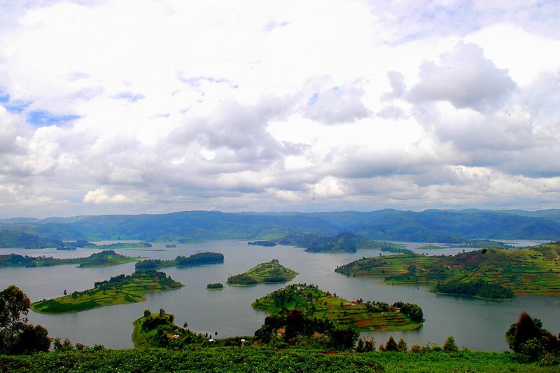 How many islands are in Lake Bunyonyi